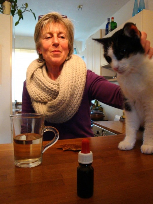 Els heeft met wietolie weinig last meer van haar Parkinson, kan weer gecontroleerd bewegen, eten bijvoorbeeld zonder van alles om te stoten.
